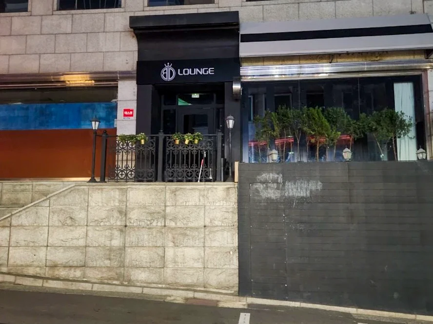루트 외관과 출입구 소개 사진
